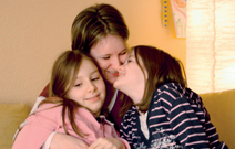 »Kleine Familie sucht große Liebe«: die Zwillinge Tamara und Saira mit ihrer Mutter